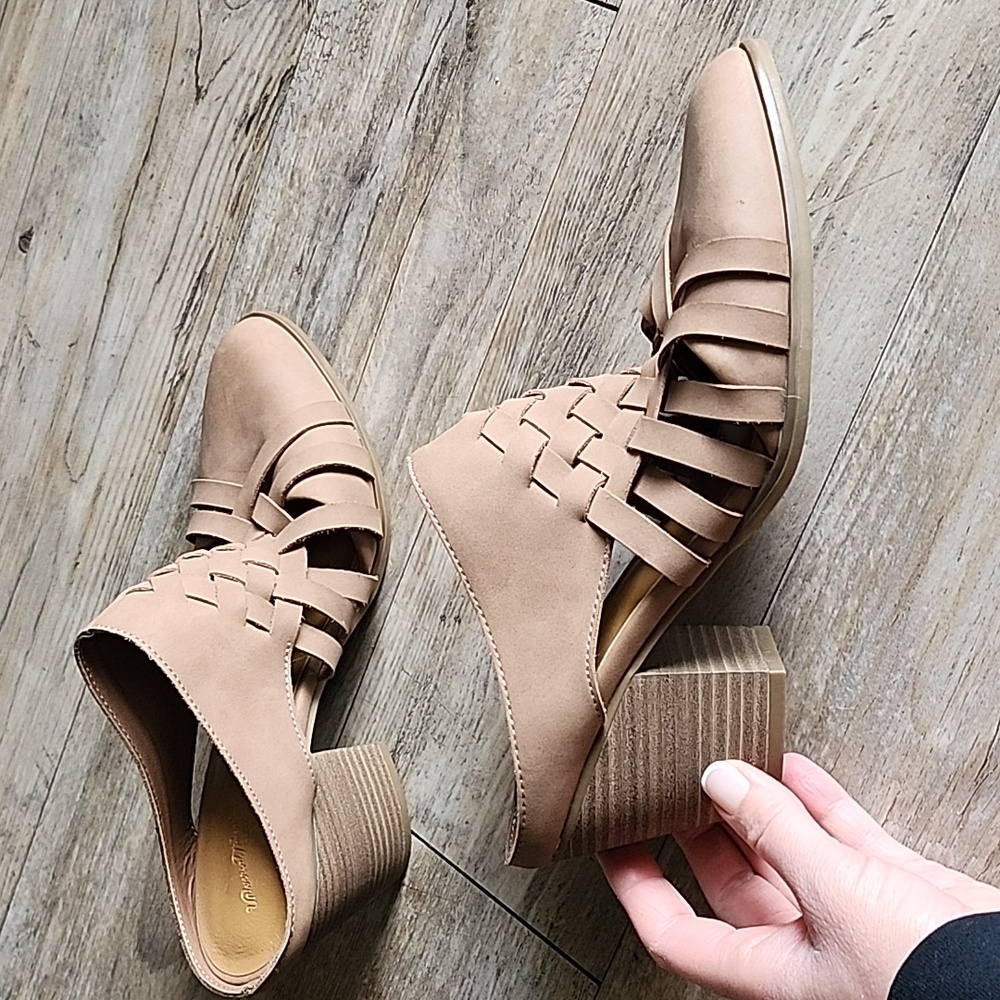 Universal Thread tan mules - Picture 1 of 8